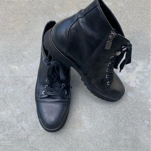 🎉HP🎉 Dr. Martens Style All Weather Waterproof perfect for a rain or snow day!